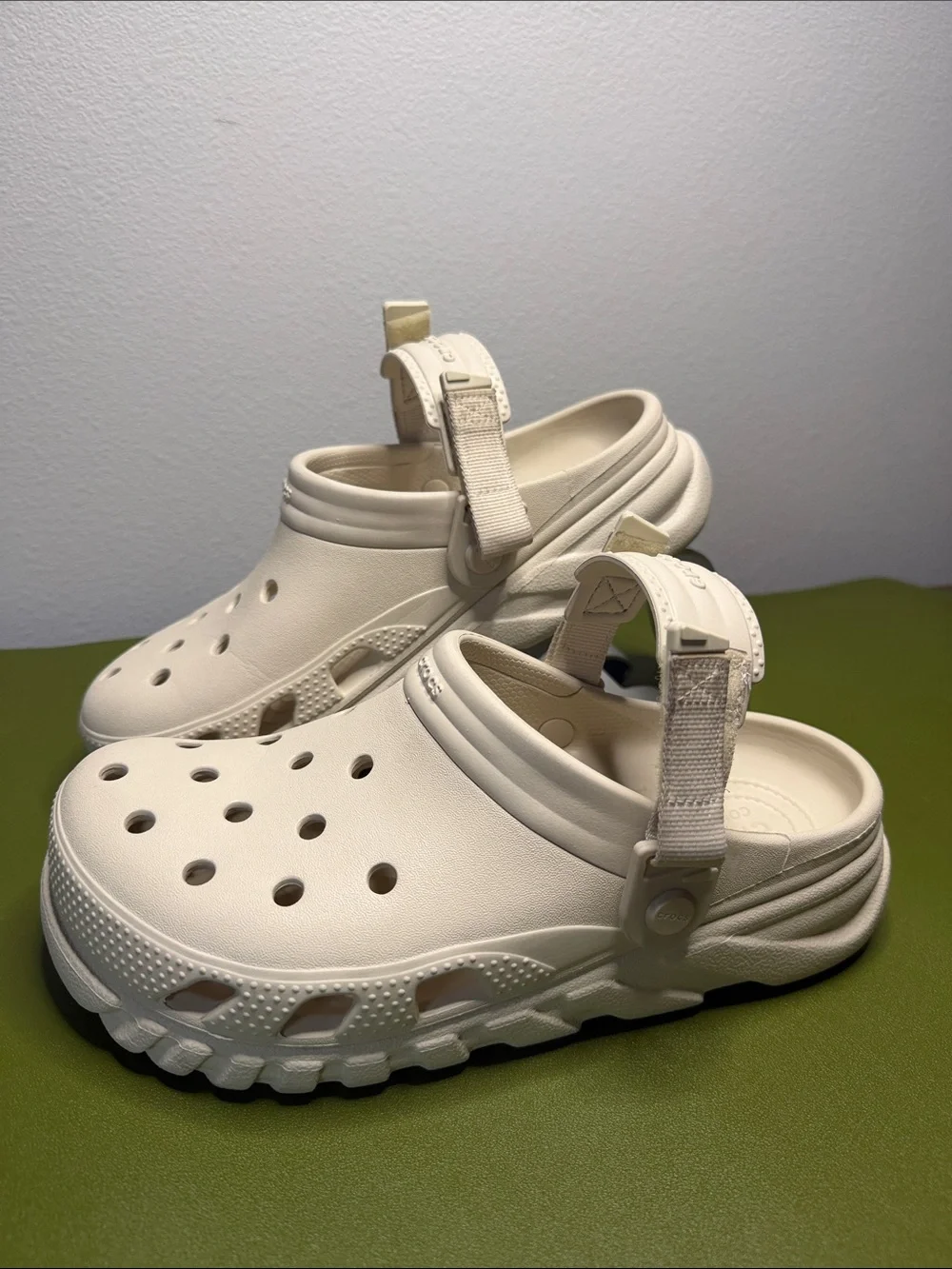 CROCS Unisex Classic Clog Sandal - Cream M/7 W/9